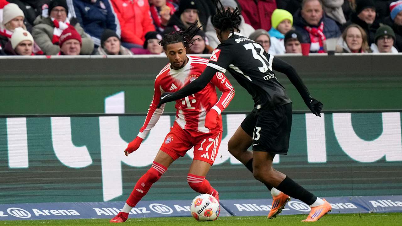 Michael Olise im Duell mit Johan Manzambi Bundesliga-Spiel des FC Bayern gegen den SC Freiburg.