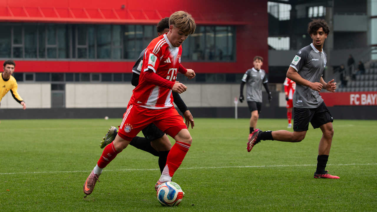 Luca Babl am Ball während des Spiels der U17 des FC Bayern gegen die U17 des SSV Ulm.