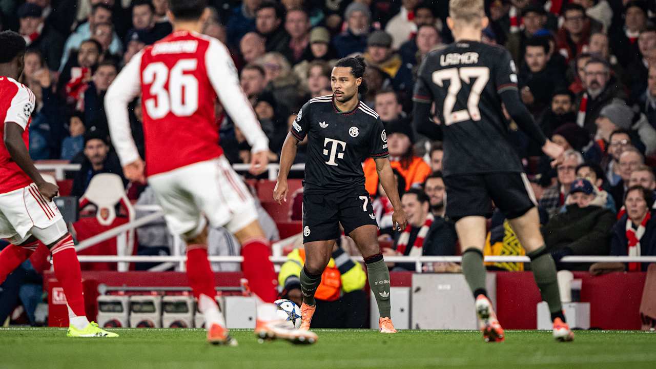 Serge Gnabry dribbelt im Spiel gegen Arsenal mit dem Ball