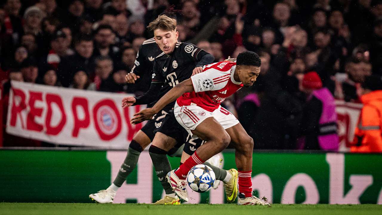 Lennart Karl im Zweikampf mit Lewis-Skelly im Spiel des FC Bayern bei Arsenal