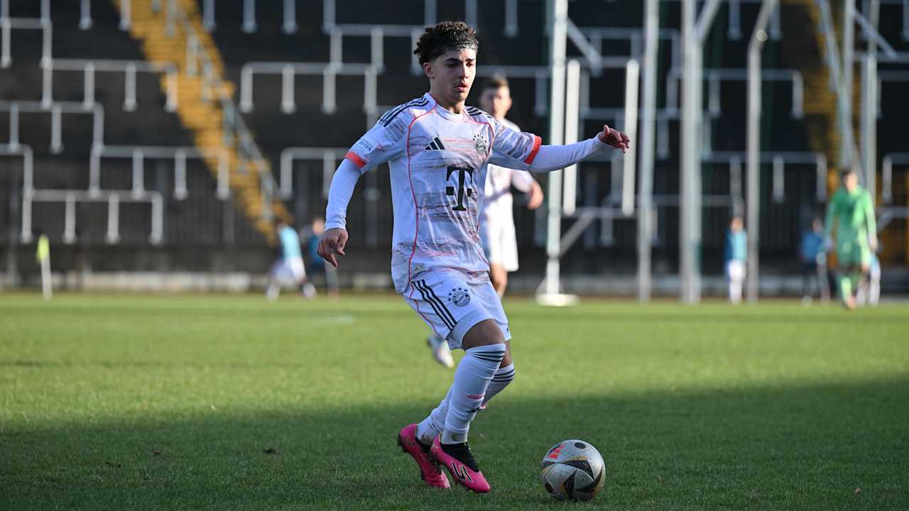 Jussef Nasrawe führt den Ball am Fuß.