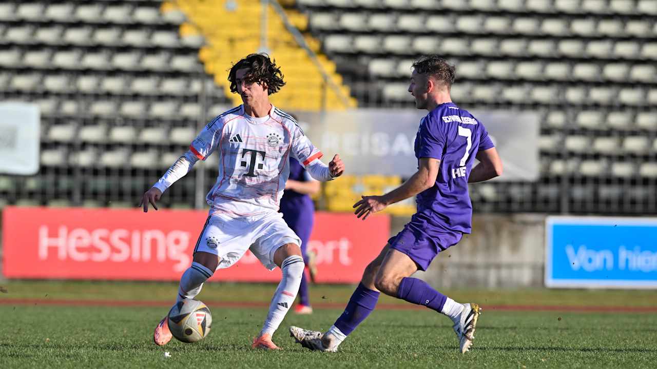 Adin Licina führt den Ball am Fuß.