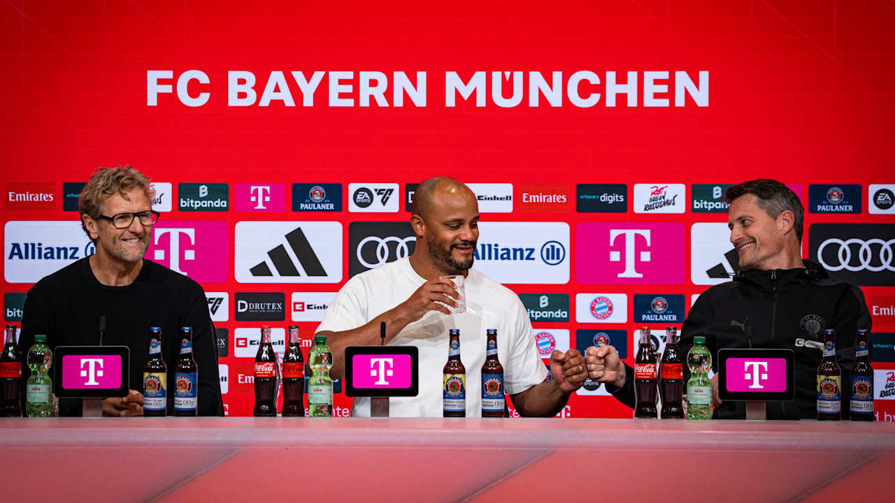 Vincent Kompany spricht auf der Pressekonferenz des FC Bayern nach dem Bundesliga-Sieg gegen St. Pauli