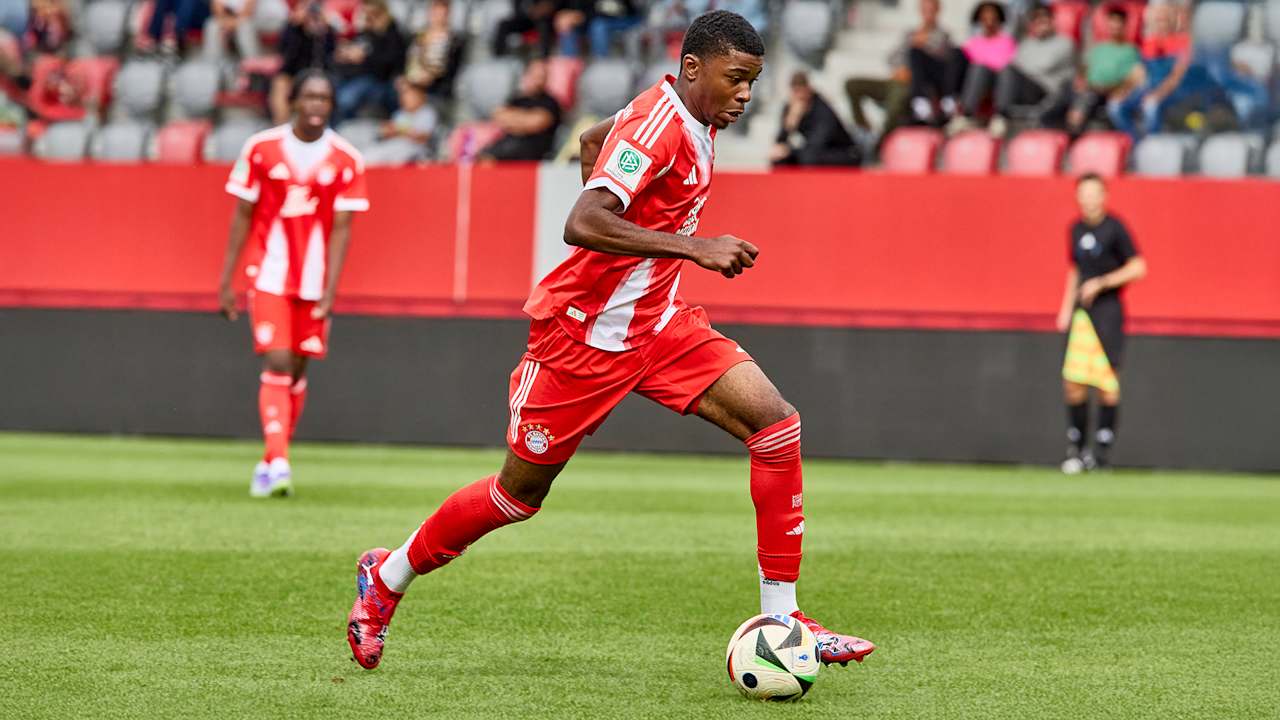 Spielszene aus dem Duell der FC Bayern U19 mit den Stuttgarter Kickers in der U19-DFB-Nachwuchsliga