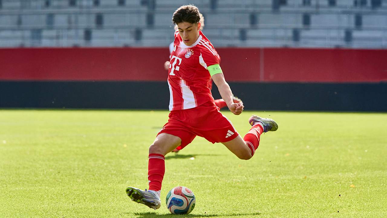 Spielszene aus dem Duell der FC Bayern U19 mit den Stuttgarter Kickers in der U19-DFB-Nachwuchsliga