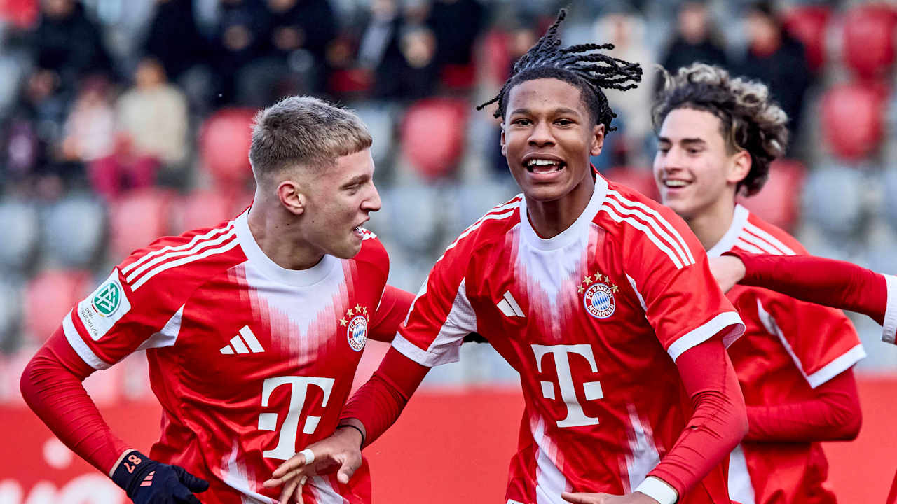 Erblin Osmani (li.) und Leeron Danioko (re.) bejubeln einen Treffer.