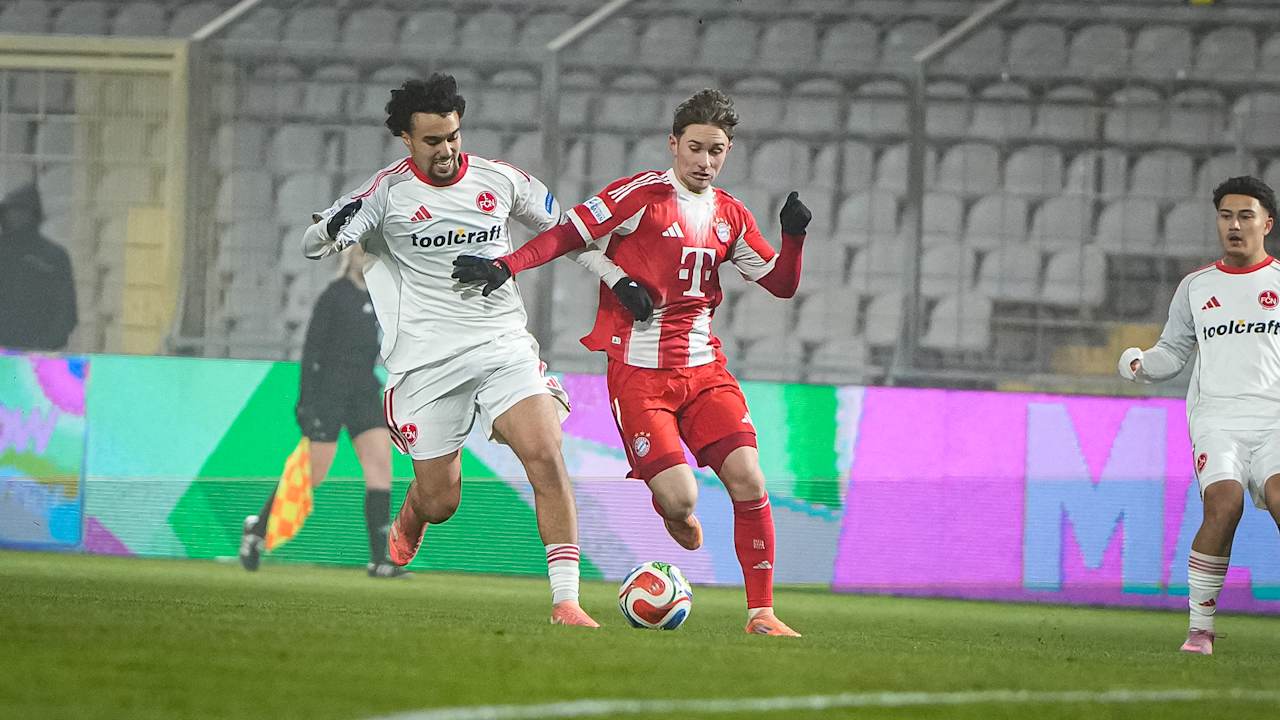 Tim Binder im Zweikampf während des Heimspiels der FC Bayern Amateure gegen den 1. FC Nürnberg II