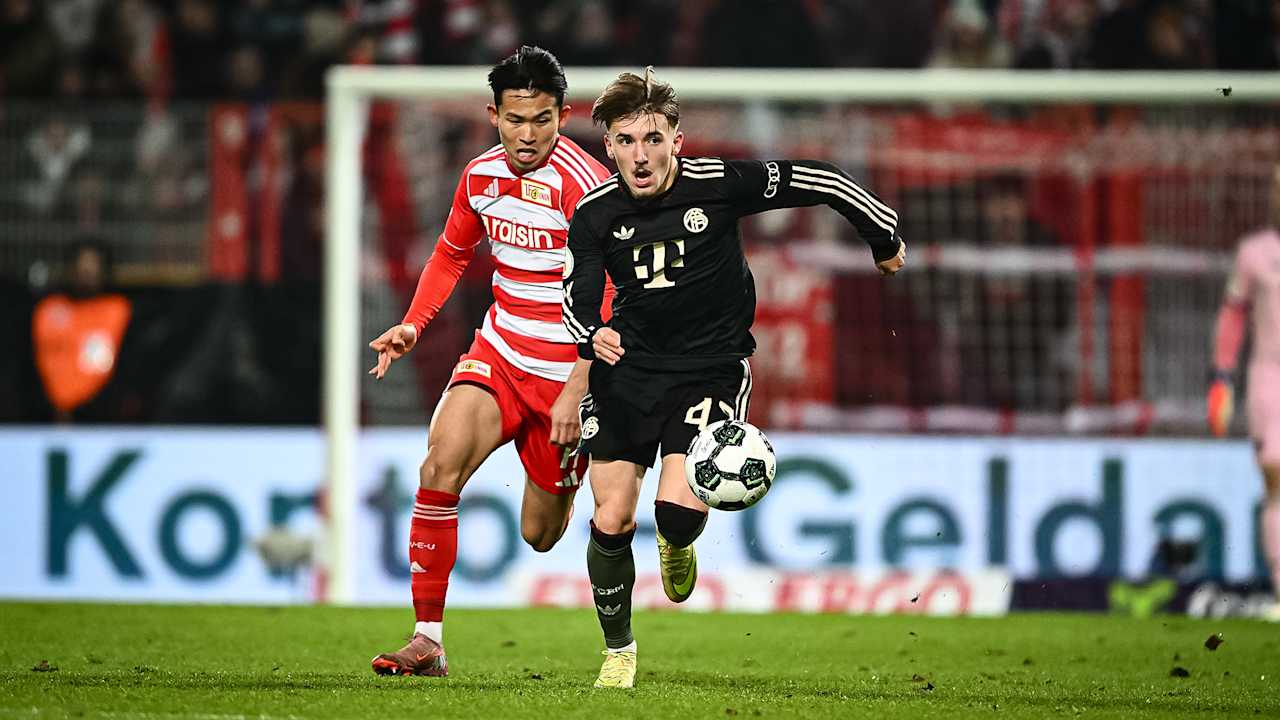 Lennart Karl im Laufduell während des Auswärtsspiels des FC Bayern im DFB-Pokal-Achtelfinale bei Union Berlin
