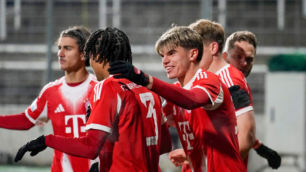 Guido Della Rovere lacht Julien Yanda an.