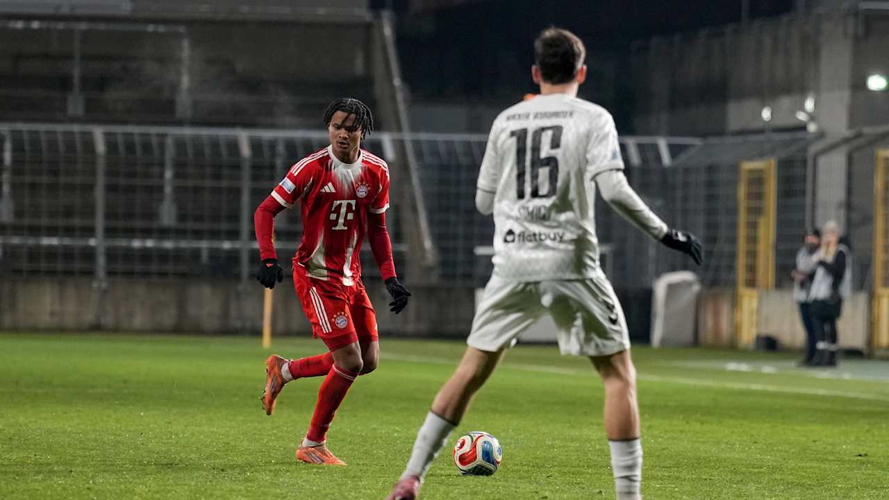 Julien Yanda führt den Ball am Fuß.