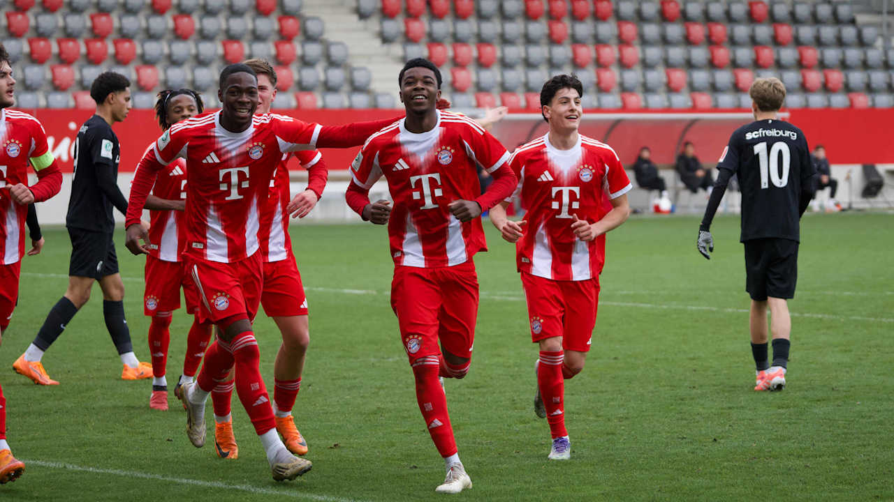 Allen Junior Lambe bejubelt mit seinen Teamkollegen seinen Treffer.