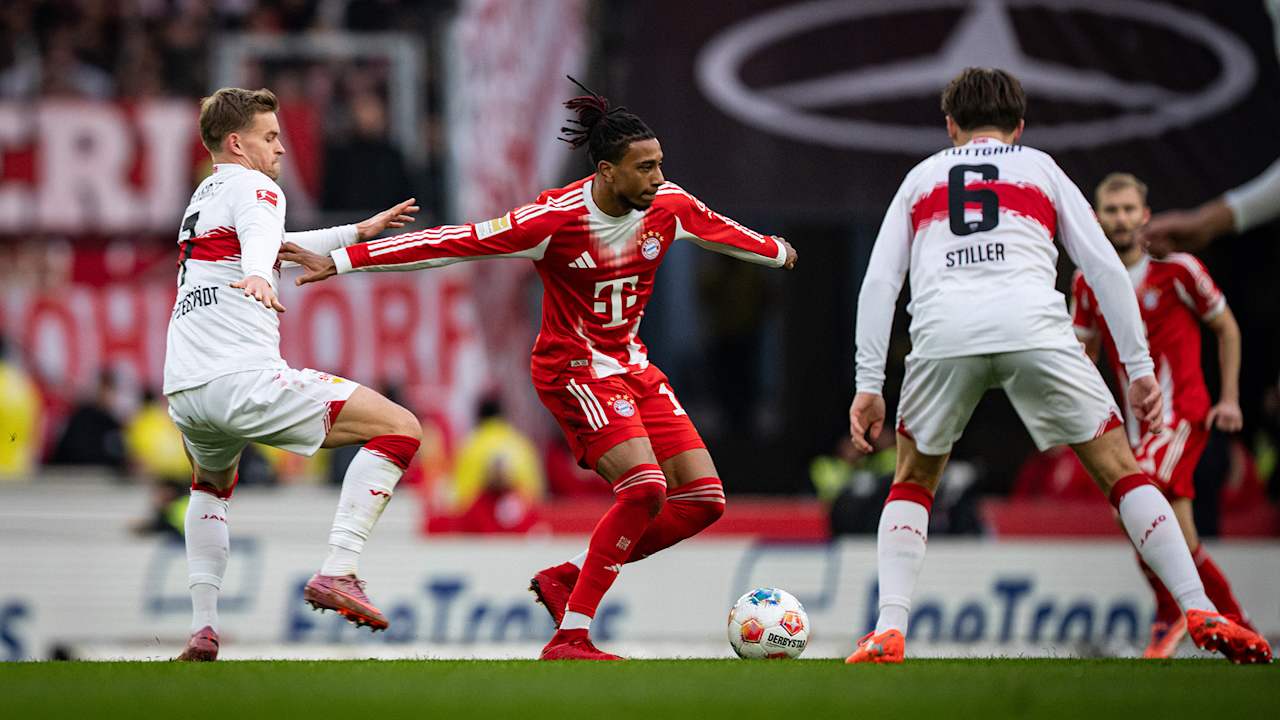 Michael Olise am Ball im Bundesliga-Spiel des FC Bayern beim VfB Stuttgart