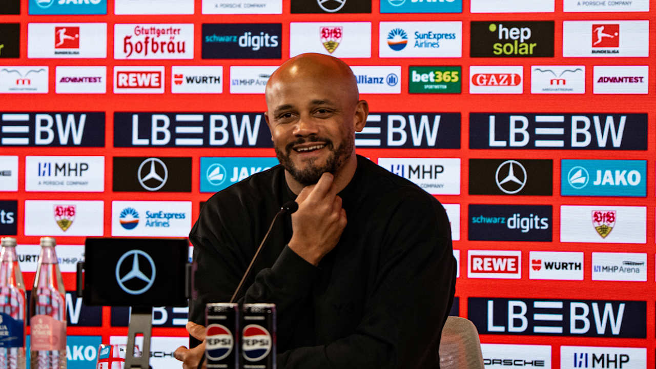 Vincent Kompany lächelnd auf der Pressekonferenz in Stuttgart