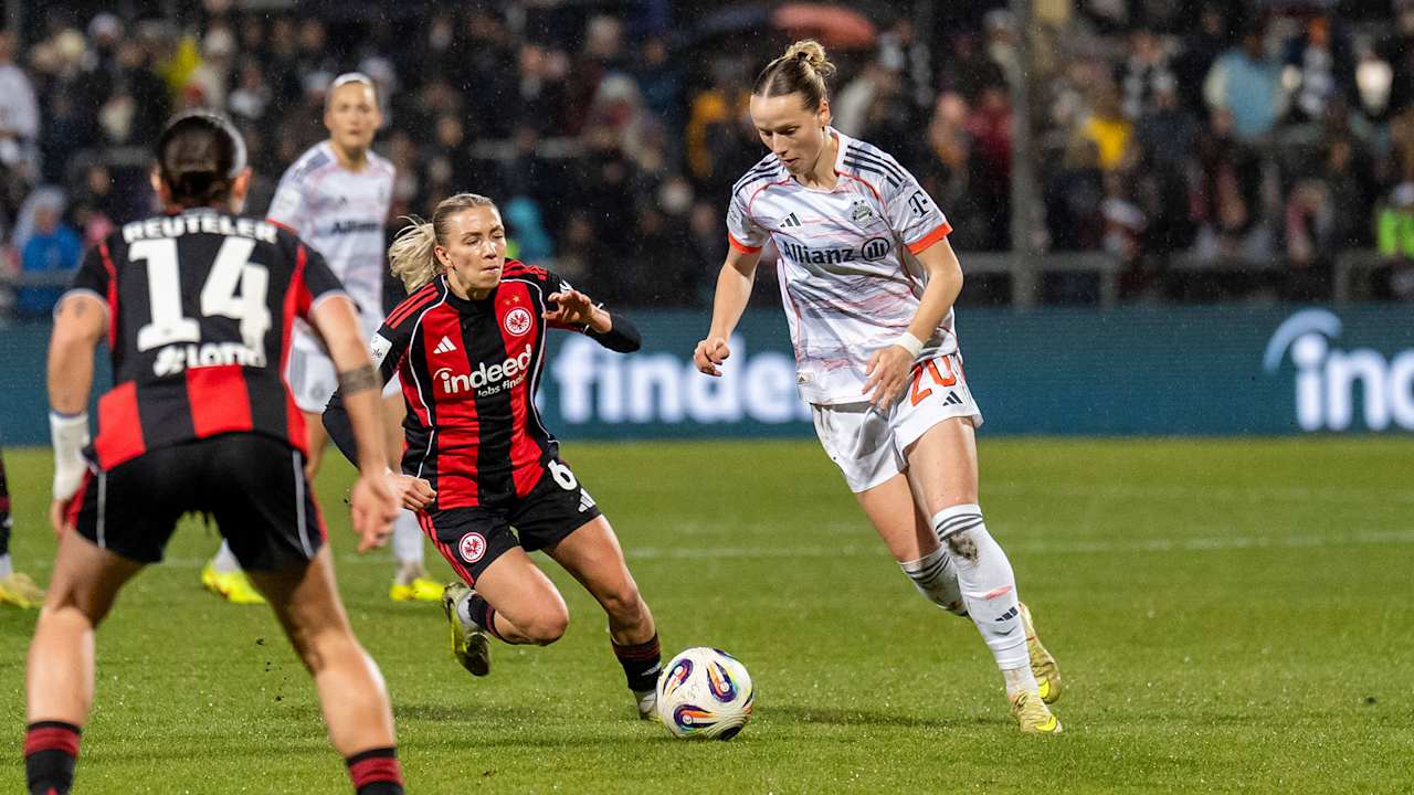Franziska Kett mit Ball am Fuß während des Gastspiels der FC Bayern Frauen in der Google Pixel Frauen-Bundesliga bei Eintracht Frankfurt