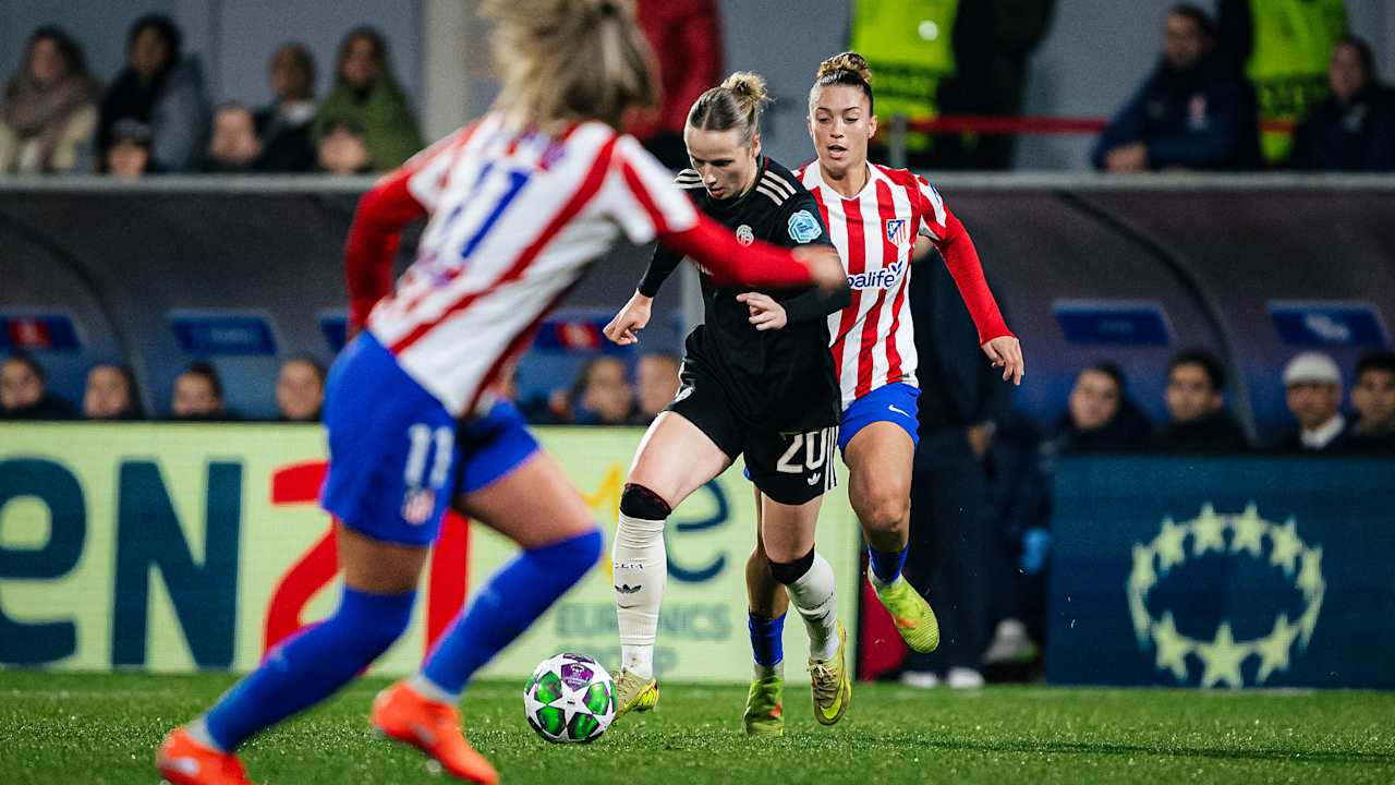 Franziska Kett mit Ball am Fuß während des Auswärtsspiels der FC Bayern Frauen in der UEFA Women  ’s Champions League bei Atlético Madrid