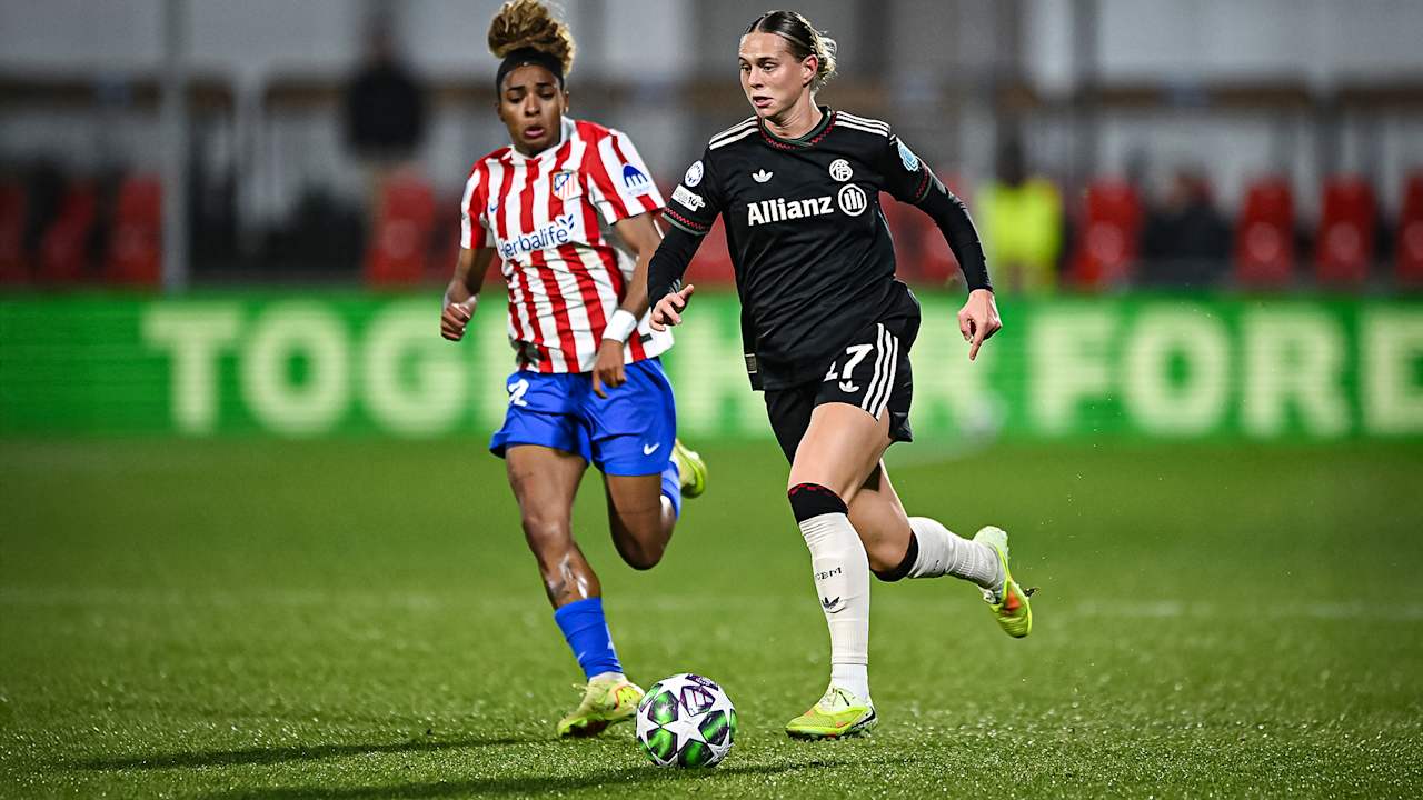 Klara Bühl im Laufduell während des Auswärtsspiels der FC Bayern Frauen in der UEFA Women’s Champions League bei Atlético Madrid