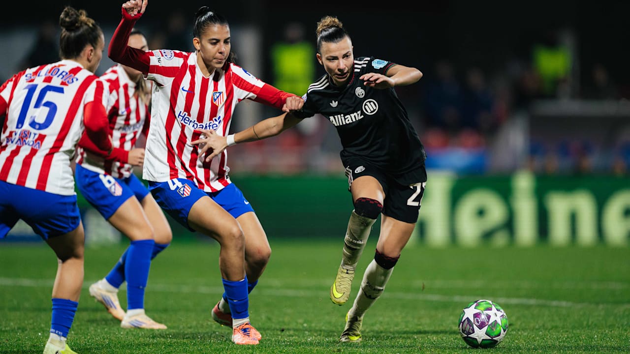 Arianna Caruso im Zweikampf am Ball