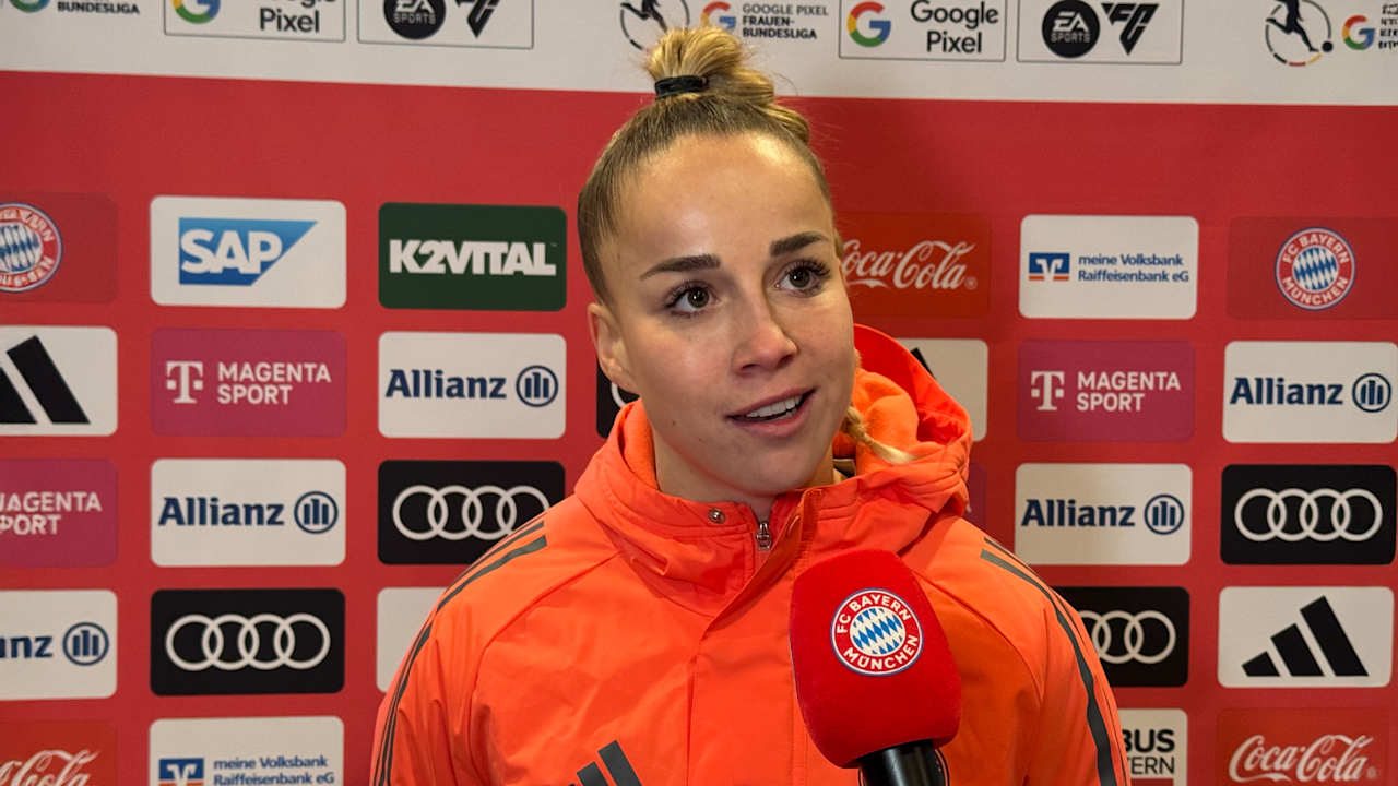 Giulia Gwinn gibt ein Interview nach dem Sieg der Bayern-Frauen gegen den Hamburger SV.