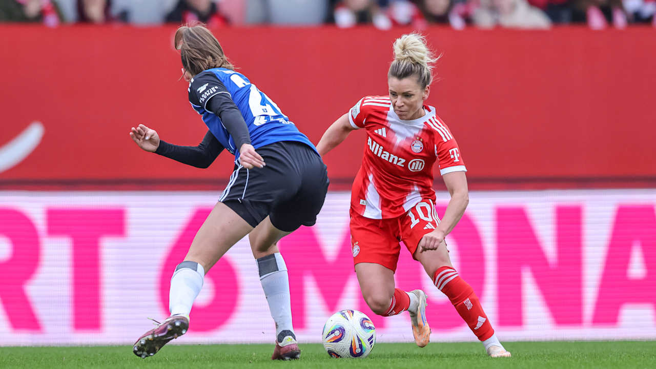 Linda Dallmann dribbelt mit dem Ball am Fuß im Spiel gegen den HSV.