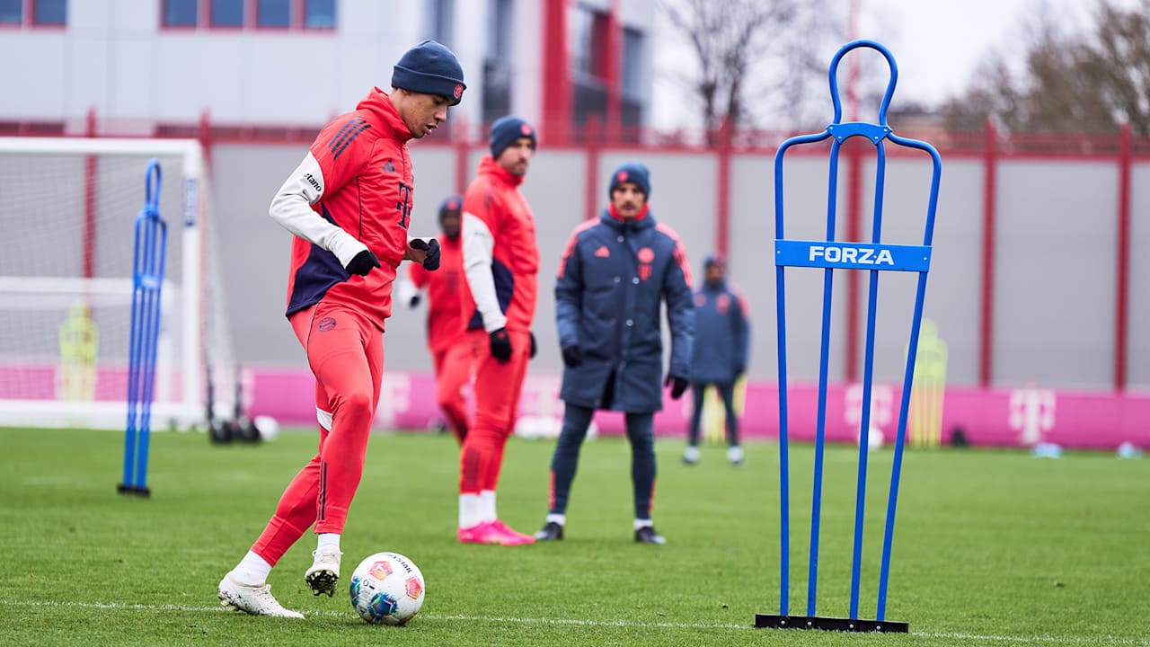 Jamal Musiala am Ball im FC Bayern-Training