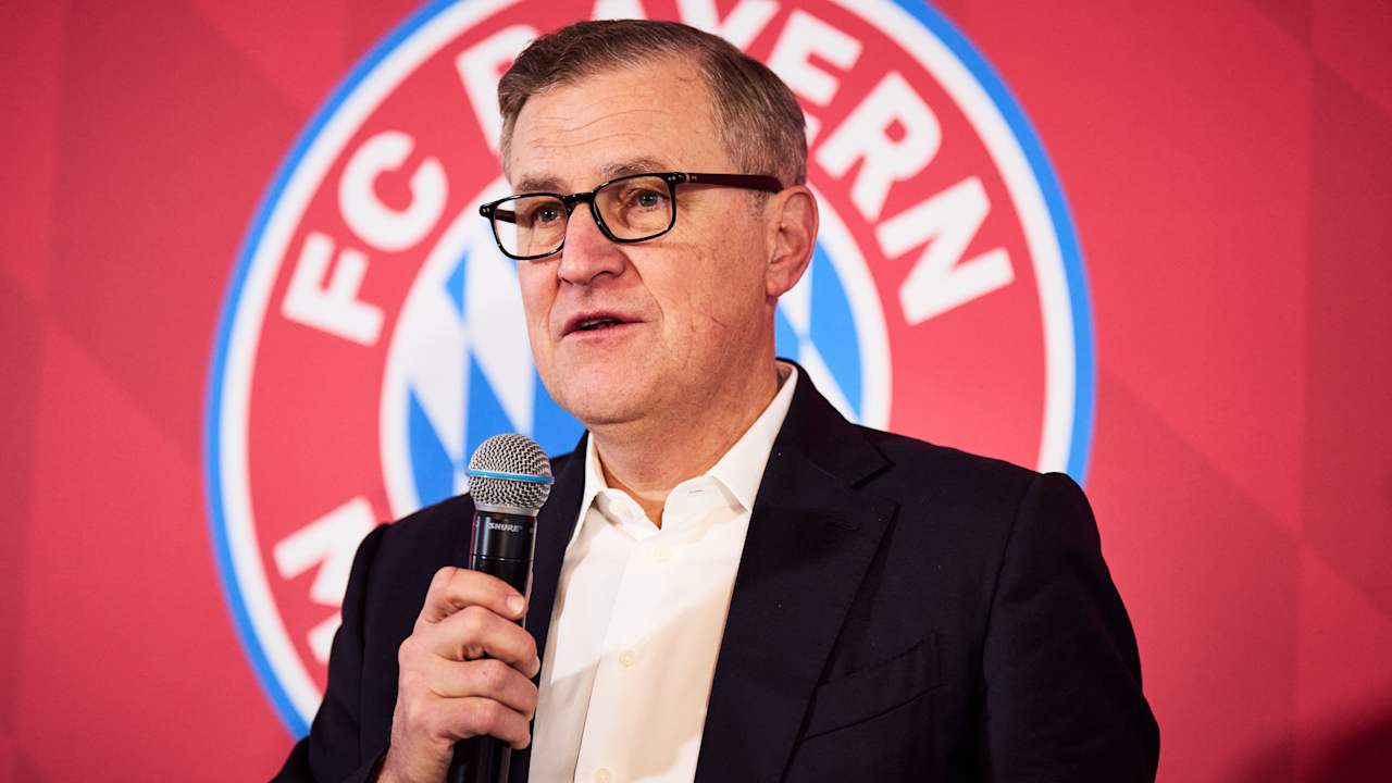 Jan-Christian Dreesen spricht mit einem Mikrophon in der Hand