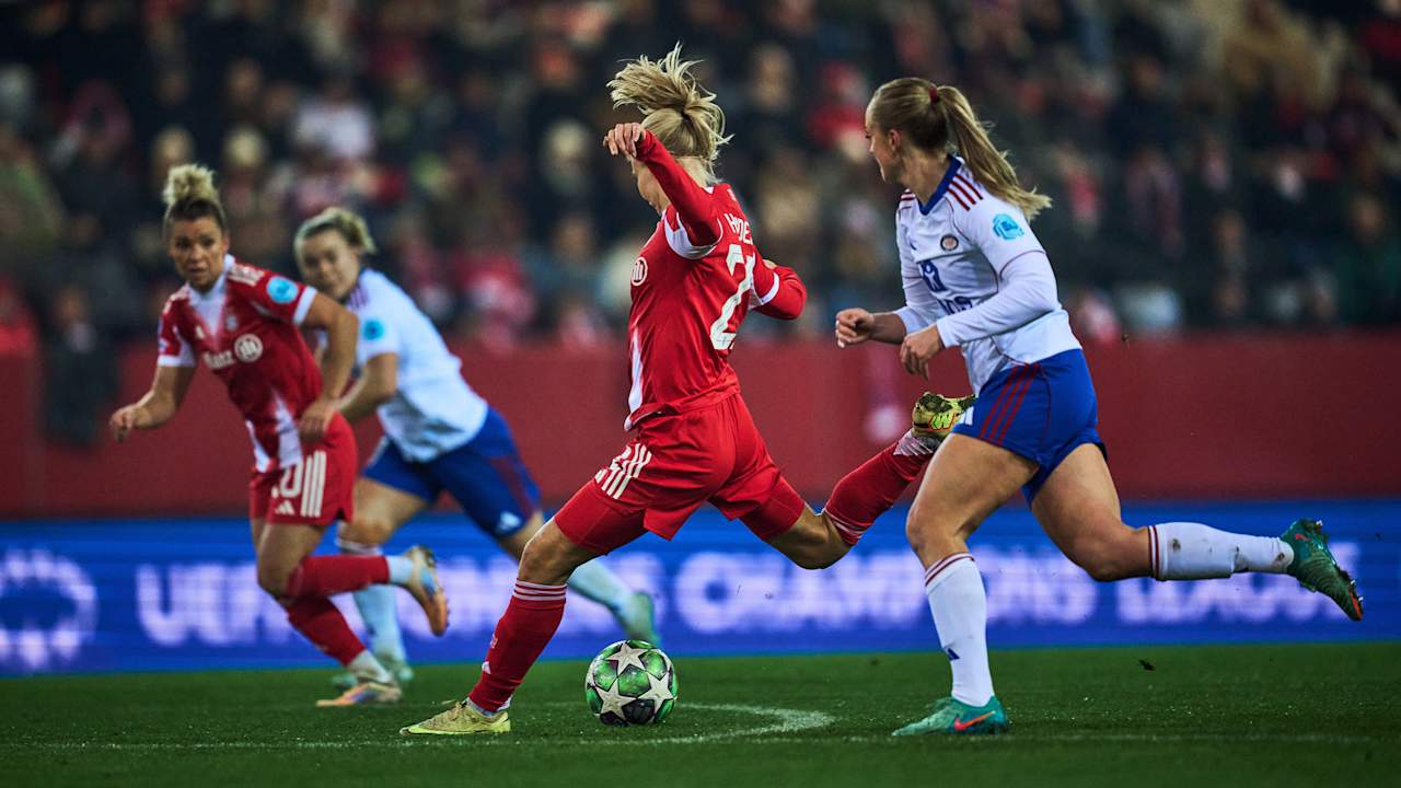 Pernille Harder bei einem Schussversuch.