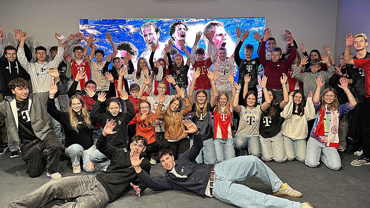 Teens bei der Watch Party im Museum