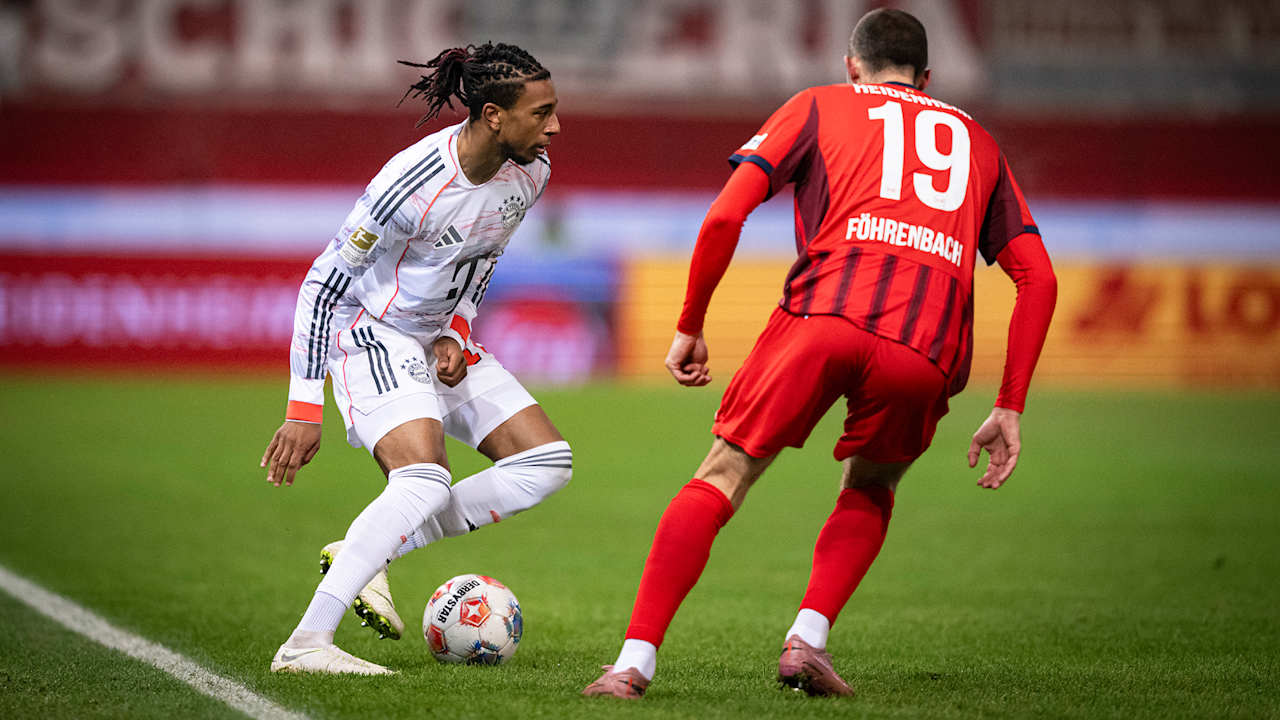 Michael Olise am Ball im Bundesliga-Spiel des FC Bayern in Heidenheim.