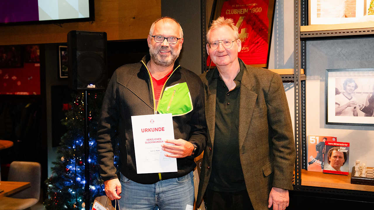 Steffen Hamann und Raimond Aumann überreichen den Preis an einen der Gewinner beim FC Bayern Mitglieder Schafkopf