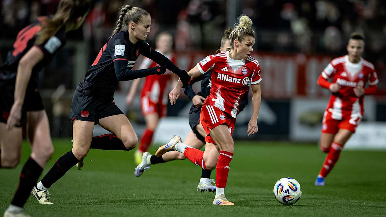 Linda Dallmann mit Ball am Fuß während des Auswärtsspiels der FC Bayern Frauen in der Google Pixel Frauen-Bundesliga bei Bayer 04 Leverkusen