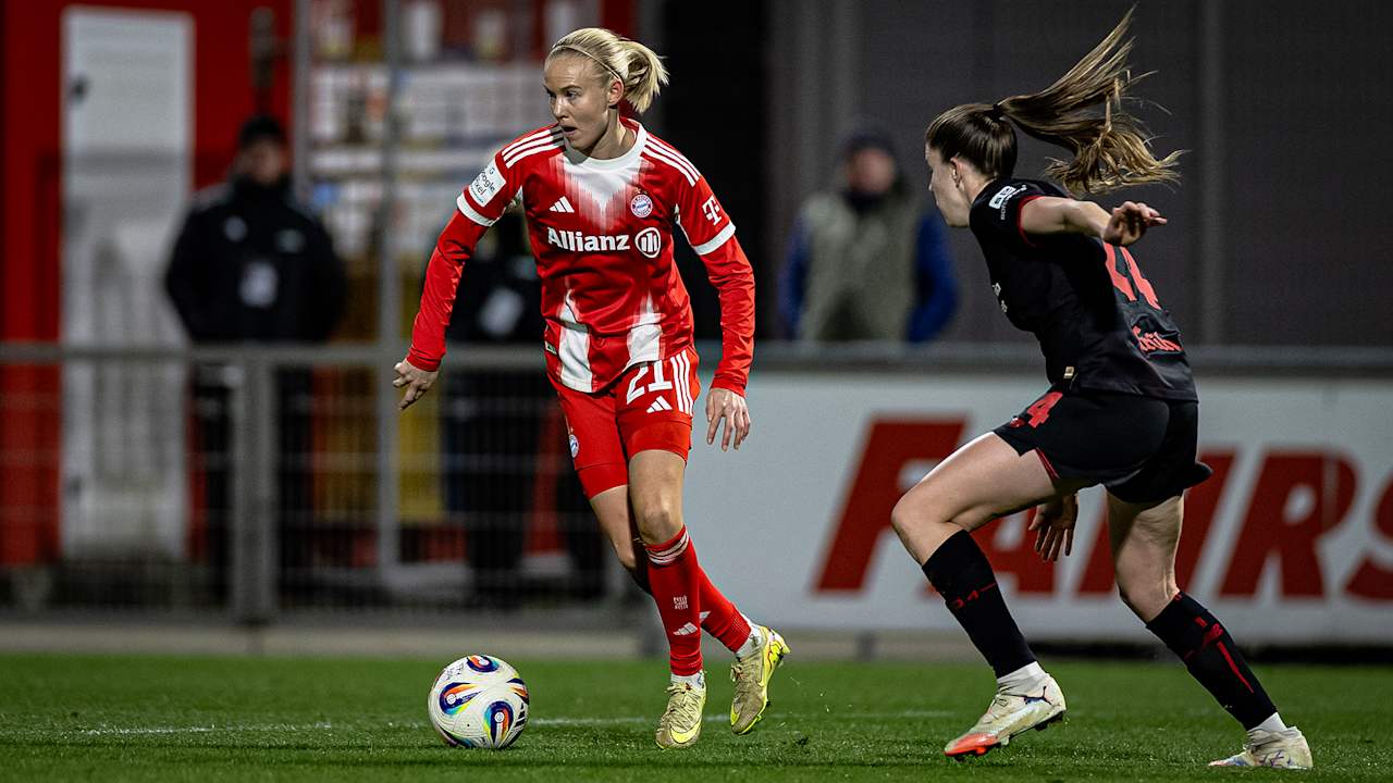 Pernille Harder mit Ball am Fuß während des Auswärtsspiels der FC Bayern Frauen in der Google Pixel Frauen-Bundesliga bei Bayer 04 Leverkusen