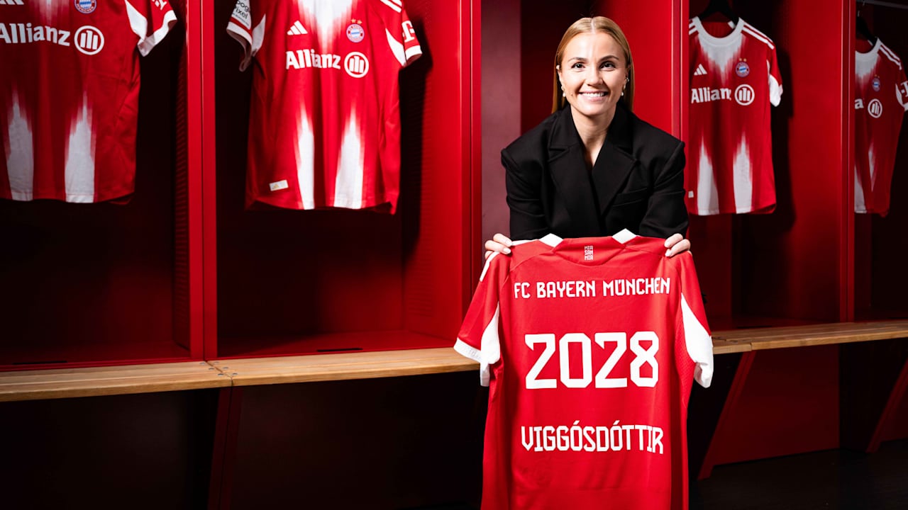 Glodis Perla Viggosdottir hält ein Trikot mit der Vertragslaufzeit 2028 in die Kamera.