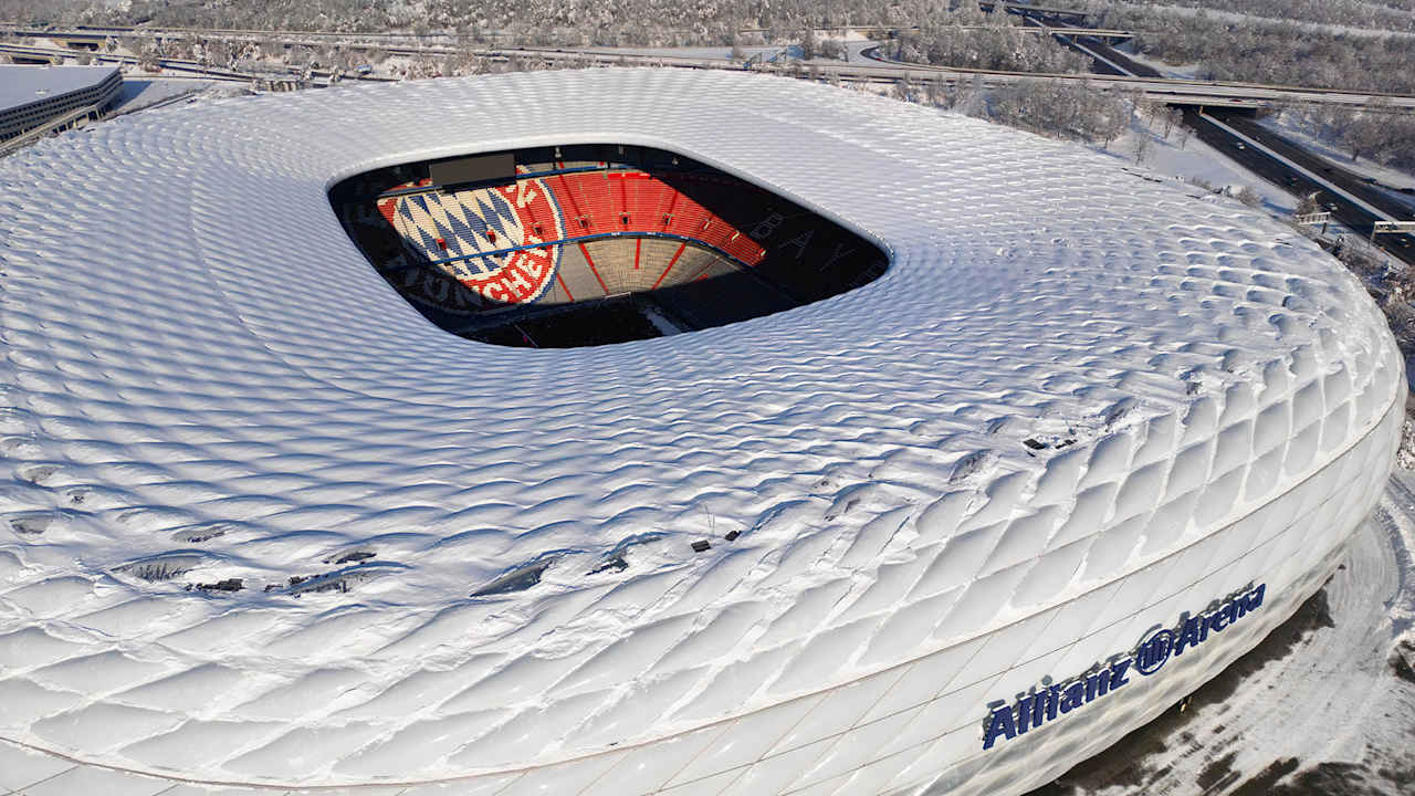 Blick auf das Dach der Allianz Arena im Winter