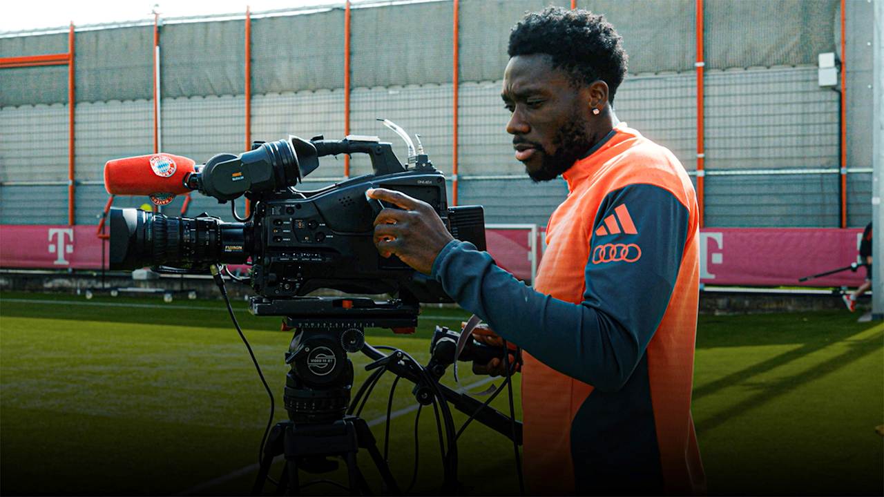 Alphonso Davies bedient eine Kamera im Training des FC Bayern.