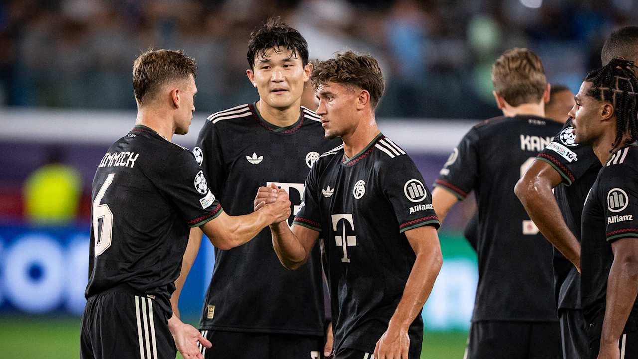 Joshua Kimmich, Minjae Kim und Tom Bischof klatschen sich nach dem Champions League-Spiel des FC Bayern beim FC Paphos ab.
