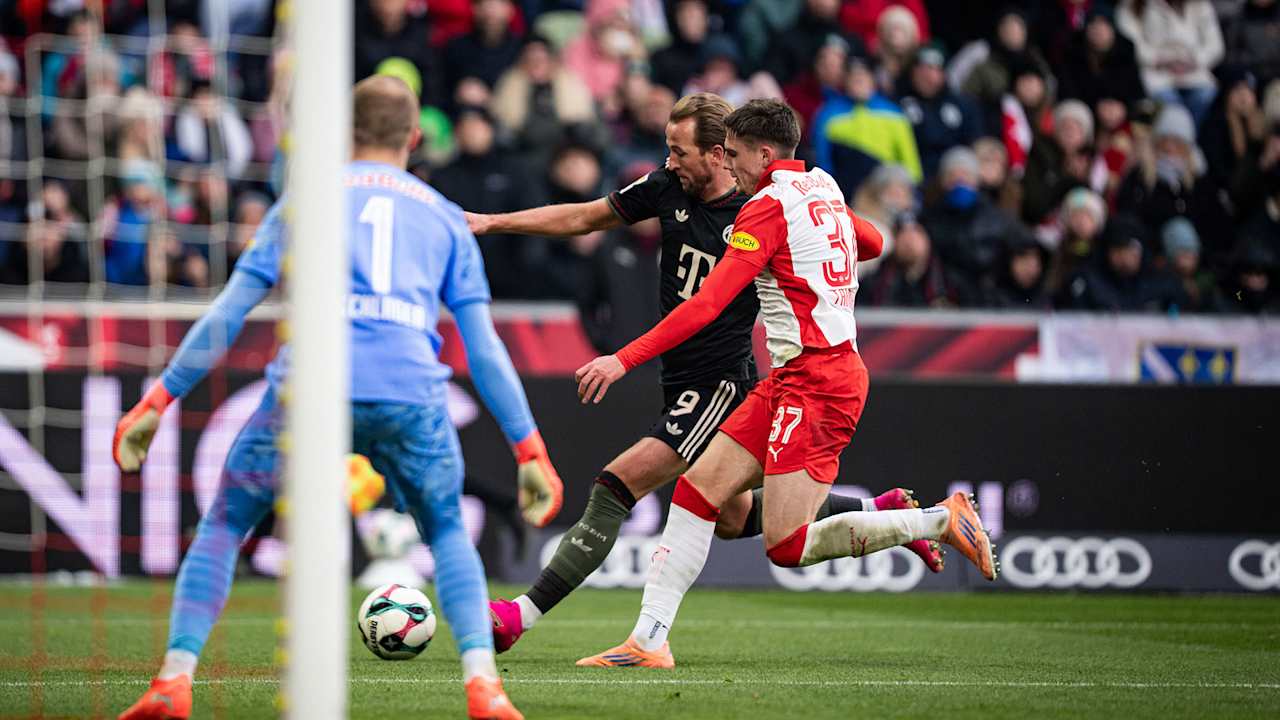 Harry Kane beim Torschuss im Testspiel des FC Bayern bei Red Bull Salzburg