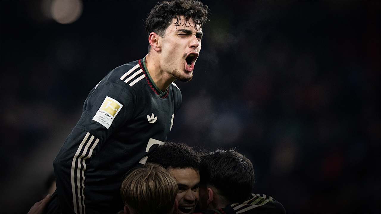 Aleksander Pavlovic stemmt sich nach einem Tor des FC Bayern im Testspiel gegen Salzburg zum Jubel auf die Schultern von Luis Díaz