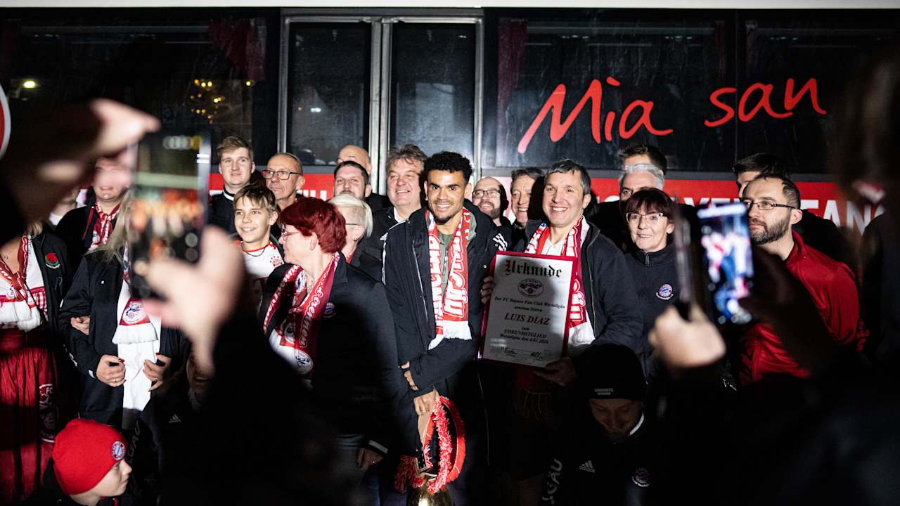 Luis Diaz lacht inmitten einer Menschentraube