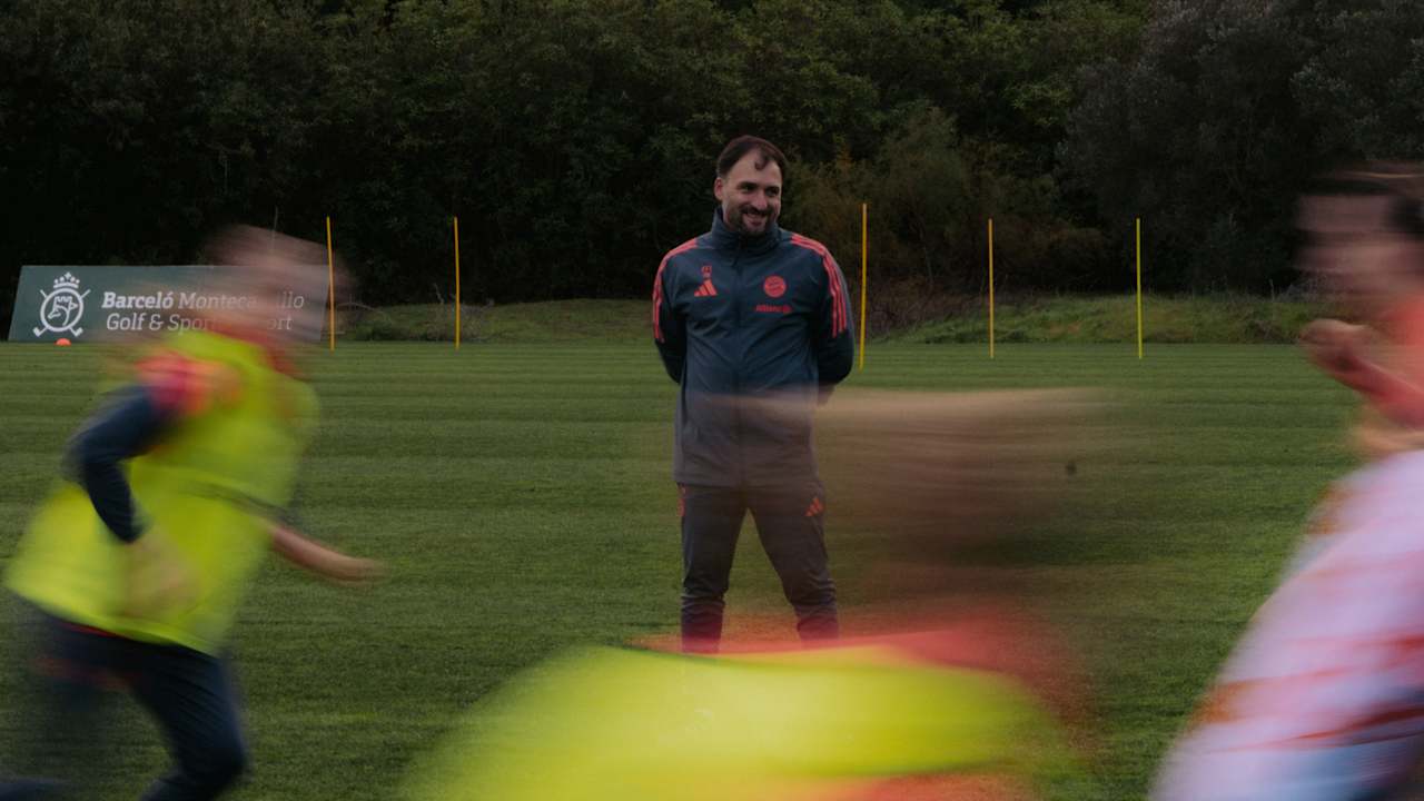 José Barcala lächelnd während einer Trainingseinheit der FC Bayern Frauen im Winter-Trainingslager in Spanien.