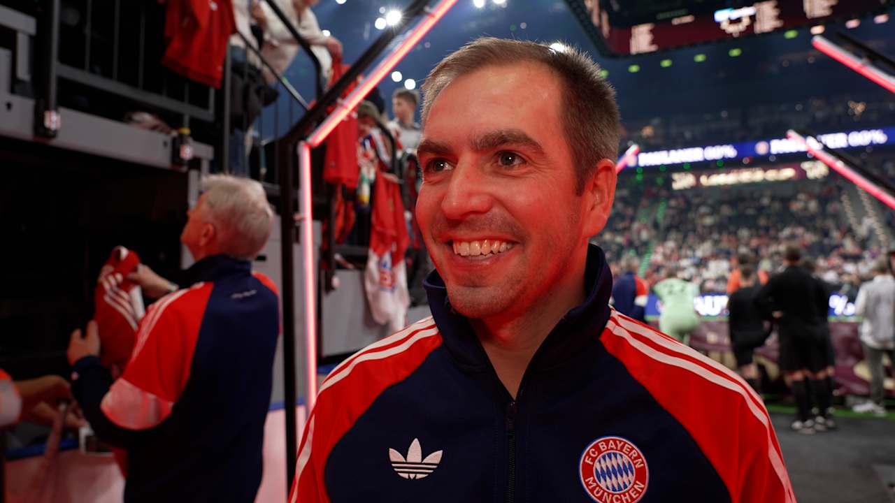 Philipp Lahm spricht im Interview und lacht