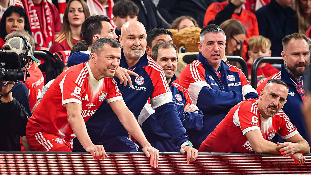 Lothar Matthäus, Philipp Lahm und Roy Makaay hinter der Bande während des FC Bayern Legends Cup 2026 im SAP Garden