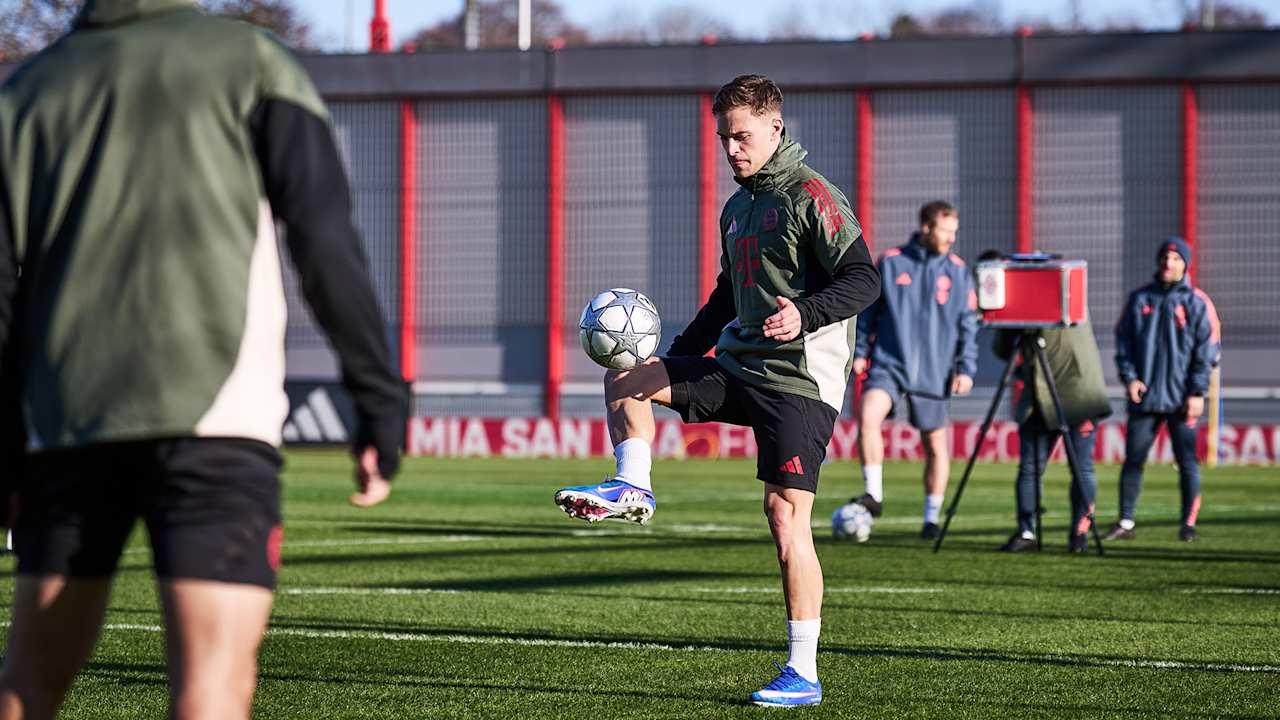 Joshua Kimmich am Ball im Abschlusstraining des FC Bayern vor dem Champions League-Spiel gegen Union Saint-Gilloise