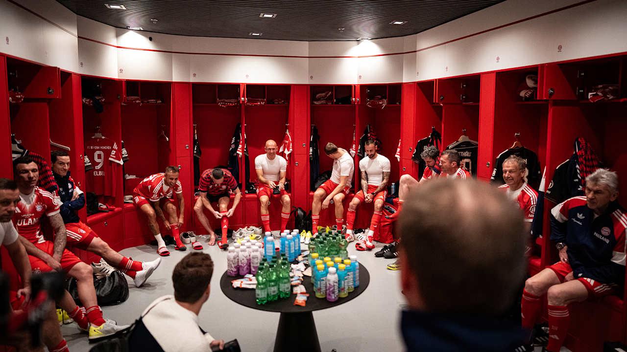 Spieler der FC Bayern Legends sitzen in der Kabine