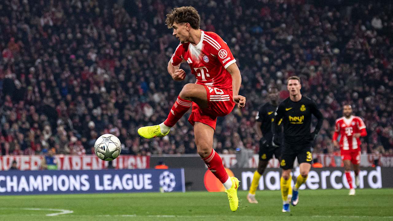 Tom Bischof spielt den Ball im Sprung im Champions League-Spiel des FC Bayern gegen Royale Union Saint-Gilloise