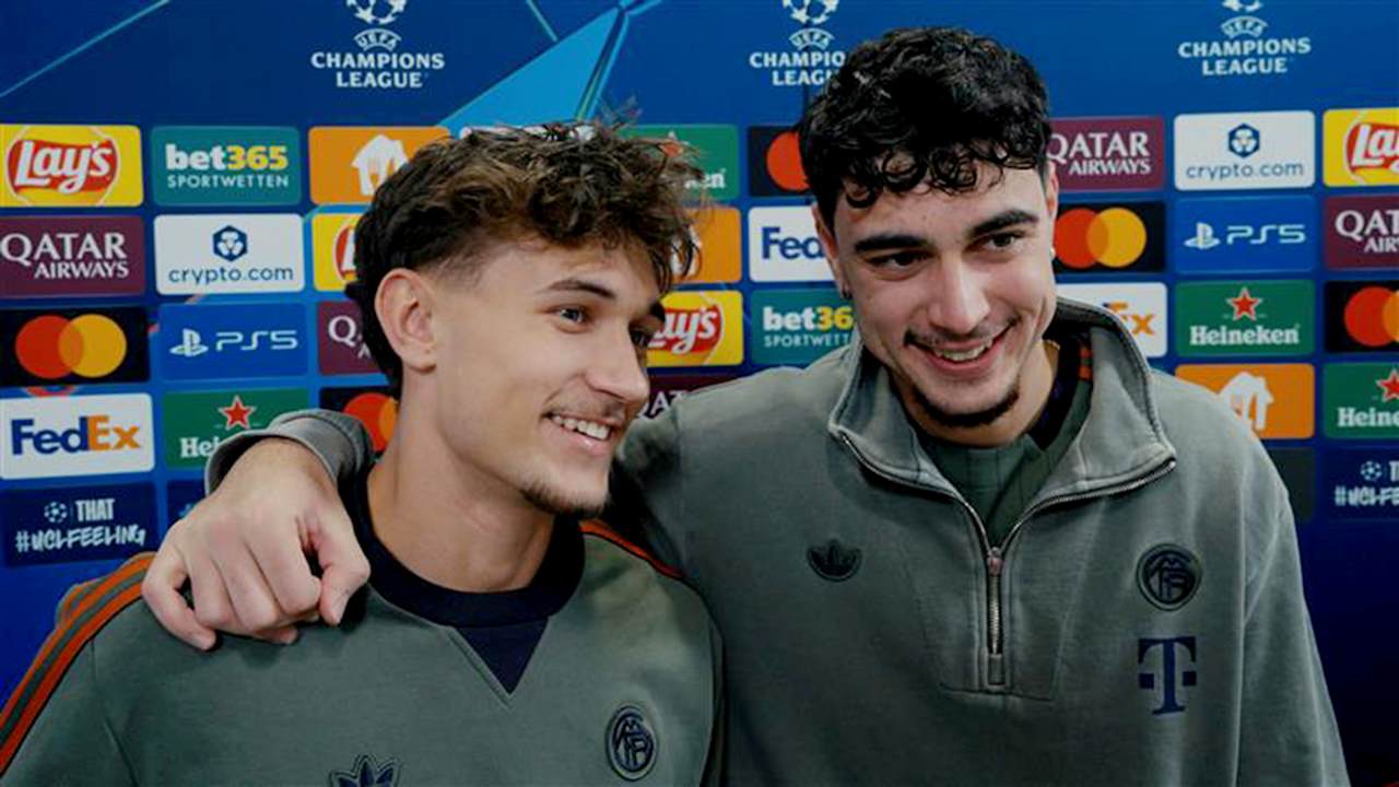 Tom Bischof und Aleksandar Pavlovic beim gemeinsamen Interview nach dem Champions League-Sieg gegen Saint-Gilloise