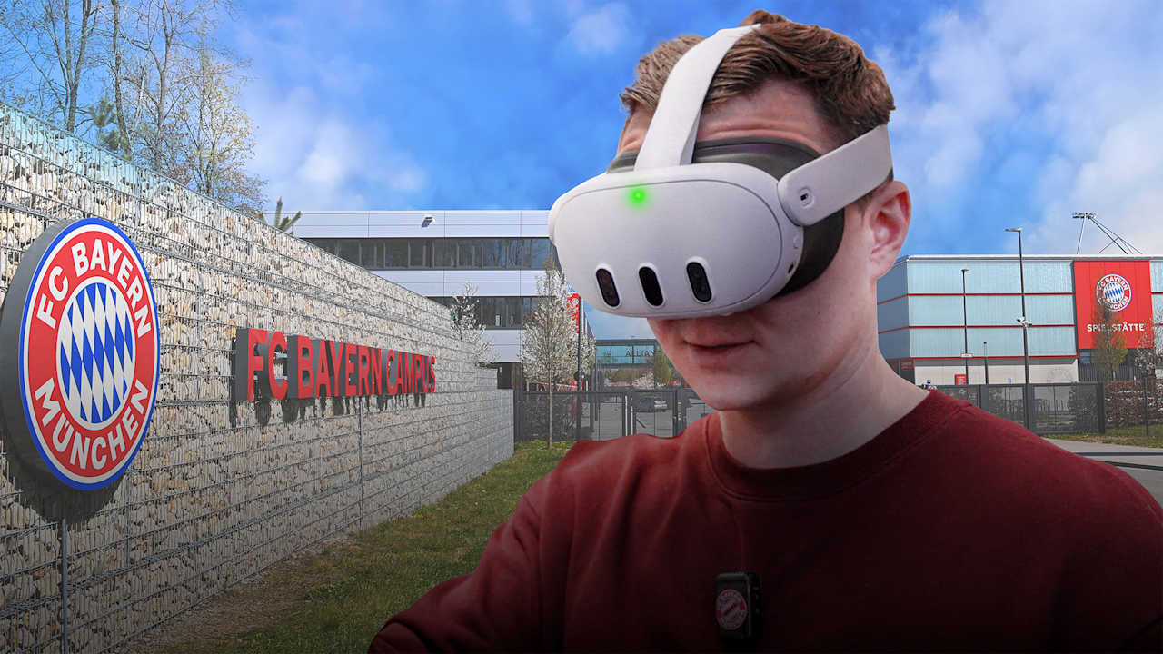 Lukas Strikner trägt eine VR-Brille, im Hintergrund ist der FC Bayern Campus zu sehen