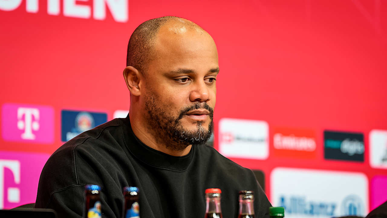 Vincent Kompany auf der Pressekonferenz nach dem Heimspiel des FC Bayern gegen den FC Augsburg