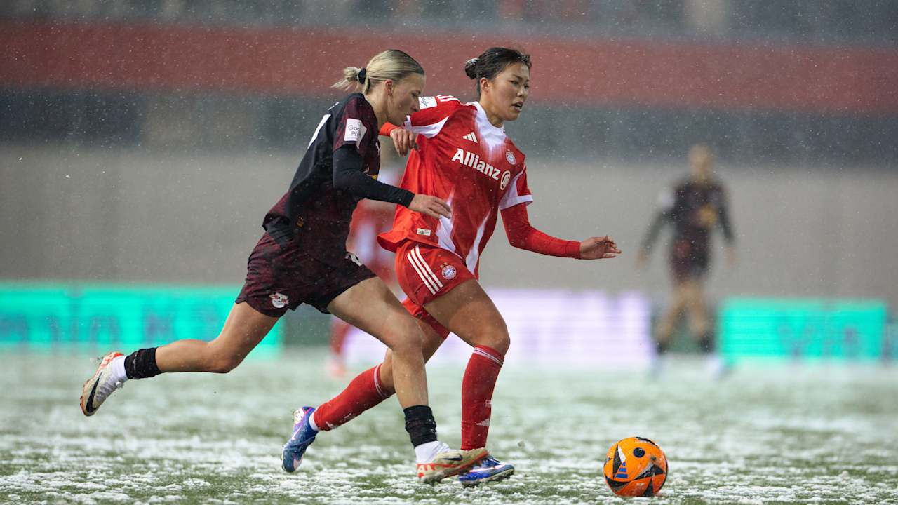 Momoko Tanikawa im Duell mit einer Leipziger Gegenspielerin.