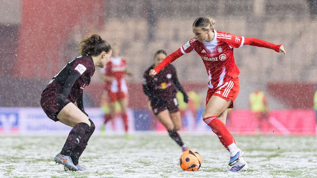 Klara Bühl im Trikot der FC Bayern Frauen während des Spiels gegen Leipzig.