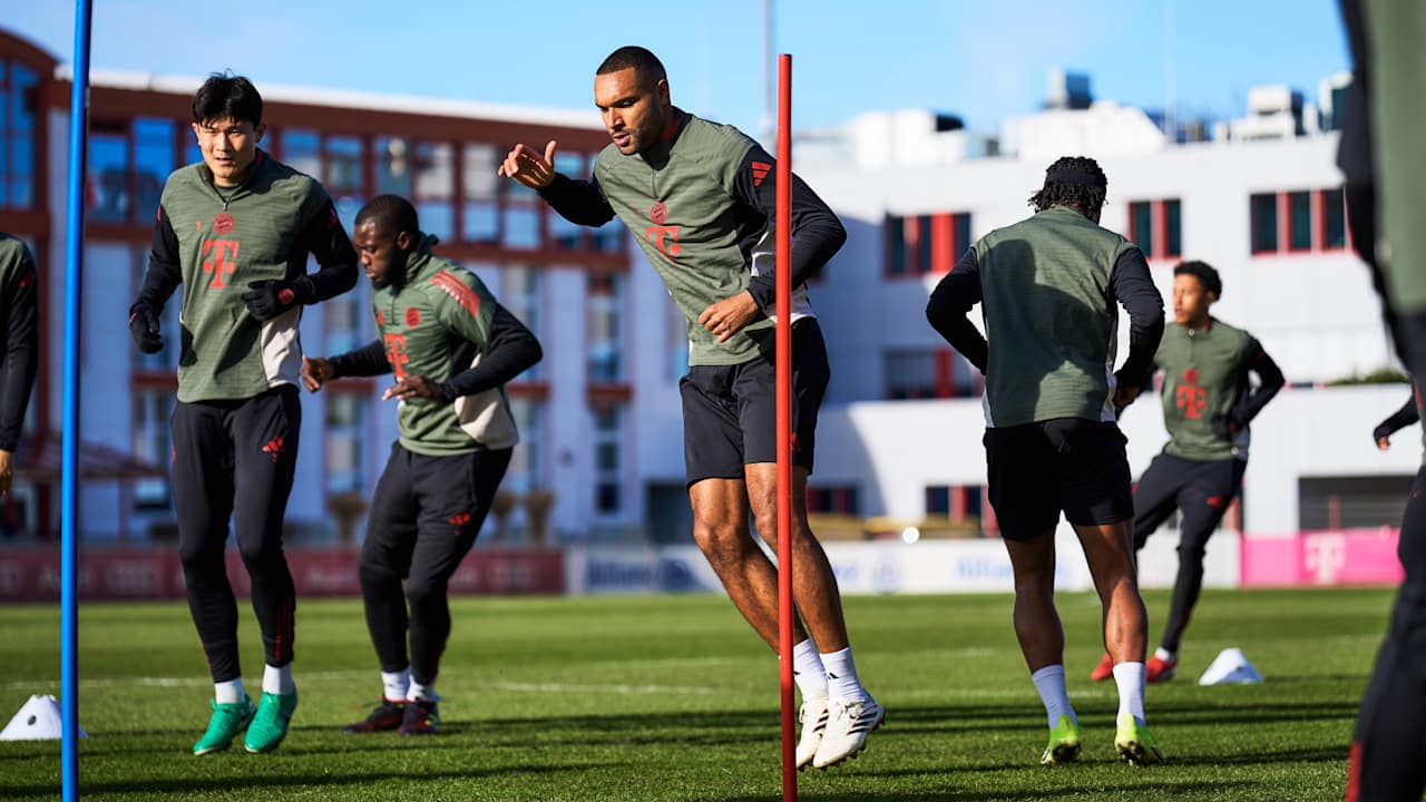 Jonathan Tah bei Laufübungen im Abschlusstraining des FC Bayern vor dem Champions League-Spiel in Eindhoven.